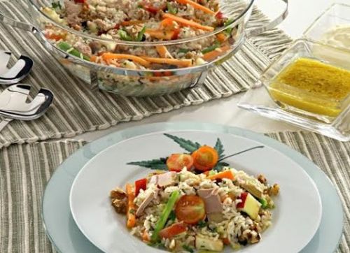 Salada leva arroz integral e atum e  tima opo para dias quentes