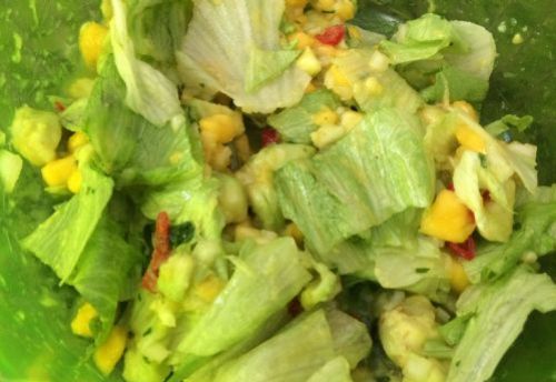 Salada de alface com manga e abacate  deliciosa