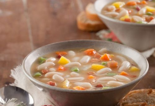 Faa esta deliciosa sopa de feijo branco com legumes e gengibre