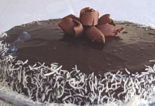 Coco e chocolate combinam deliciosamente neste bolo