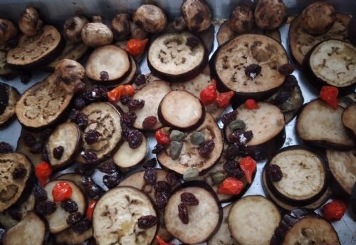 Experimente berinjela assada com cogumelo, alcaparra e uva-passa