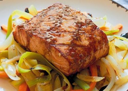Veja como fazer esta delícia: salmão grelhado em cama de legumes