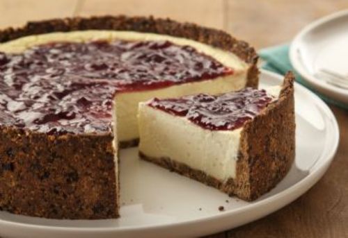 Prepare cheesecake de ameixa com calda de frutas vermelhas