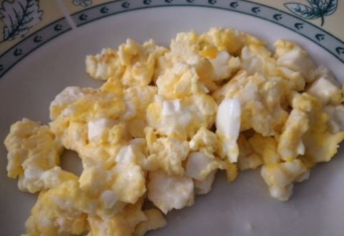Ovos mexidos simples fazem a delcia no caf da manh