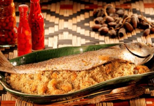 Prepare este delicioso peixe recheado com farofa de camaro