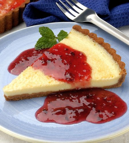 Este cheesecake fica delicioso com molho de frutas vermelhas