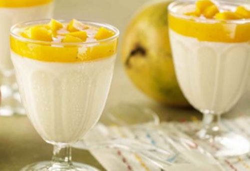 Veja como preparar creme de iogurte e calda de frutas amarelas