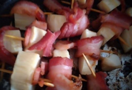 Espetinho de palmito com bacon fica delicioso no forno ou churrasco