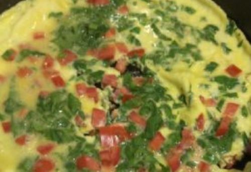 Prepare esta delcia: omelete de espinafre e tomate