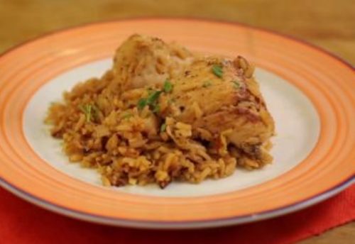 Prepare este delicioso arroz com frango e alho-poró