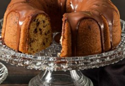 Calda de chocolate cremoso dá o toque especial ao bolo formigueiro