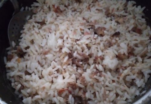 Transforme sobra de arroz e carne de churrasco em um prato delicioso