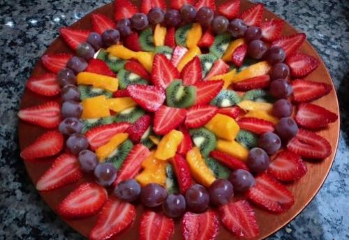 Bandeja de frutas  gostosa e d colorido  mesa das festas